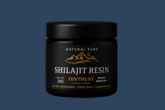 Shilajit med #2E435C bakgrunn